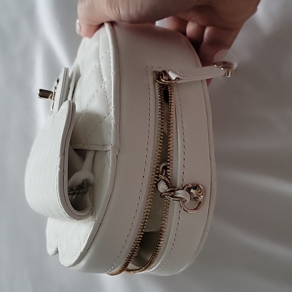 Chanel heart bag large size in white - Picture 16 of 16